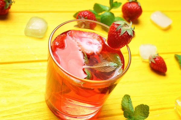 Bicchiere di deliziosa limonata alla fragola su sfondo di legno — Foto Stock