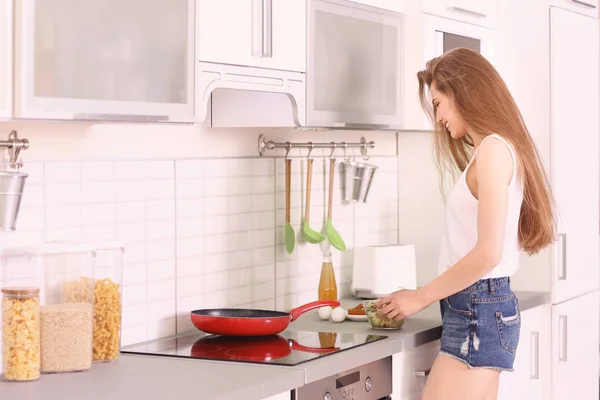 Mattina di bella giovane donna che prepara la colazione in cucina — Foto Stock