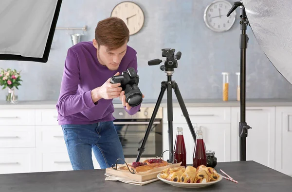 Giovane uomo fotografare il cibo — Foto Stock