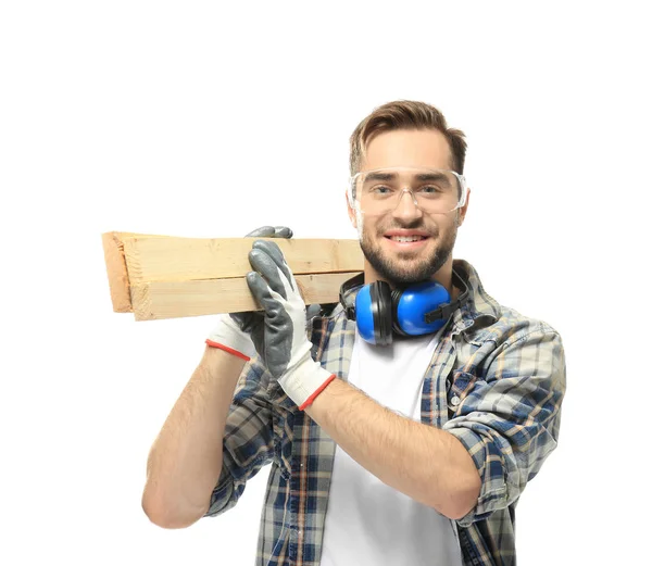 Carpintero sonriente sosteniendo tablones de madera — Foto de Stock