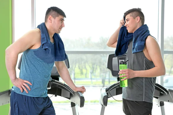 Dad and son training in gym — Stock Photo, Image