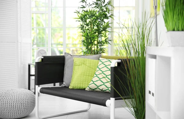 Pohodlný obývací pokoj v bílé barvě se zeleným dekorace — Stock fotografie
