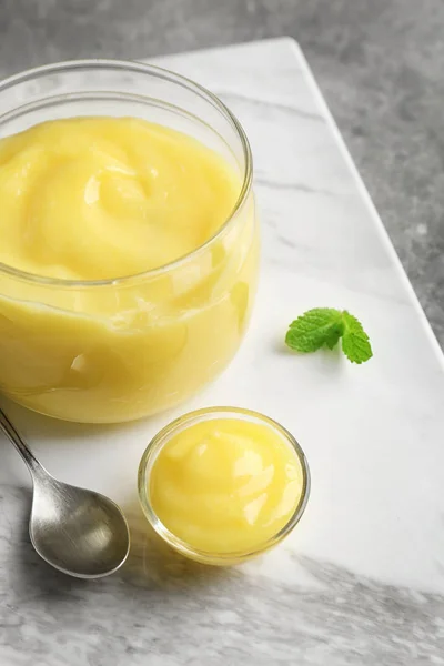 Glas mit leckerem Zitronenquark auf weißem Marmorbrett — Stockfoto