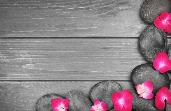 Bela composição de spa com flores de hortênsia em fundo de madeira — Fotografia de Stock