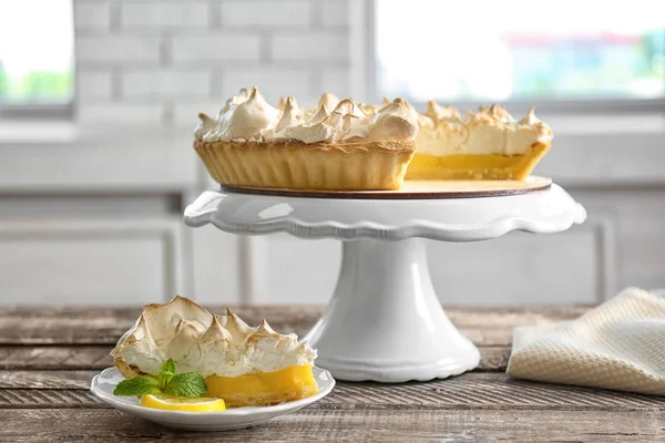 Komposition mit leckerem Zitronen-Baiser-Kuchen auf Holztisch — Stockfoto
