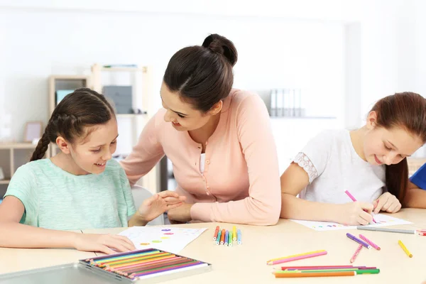 Enseignante conduisant une leçon en classe — Photo