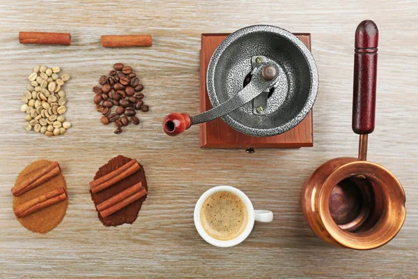 Frischer Kaffee mit Zutaten und Zubehör — Stockfoto