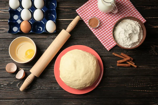 Ingrédients pour rouleaux de cannelle sur la table de cuisine — Photo