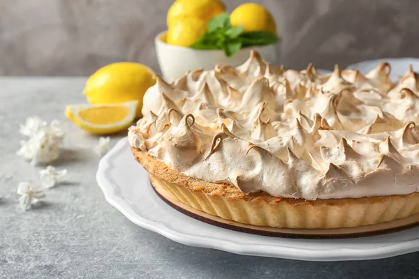 Sabroso pastel de merengue de limón — Foto de Stock