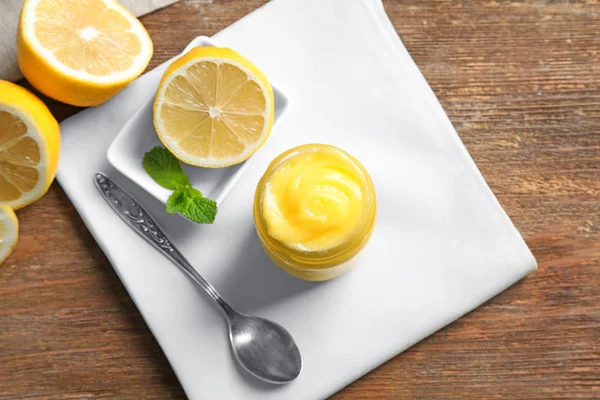 Složení s mňam lemon tvaroh do sklenic na dřevěný stůl — Stock fotografie