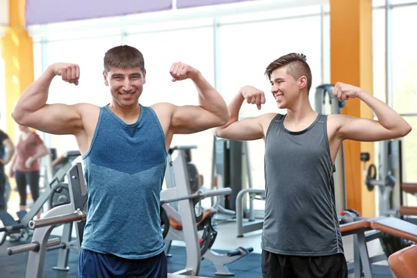 Pappa och son i gymmet — Stockfoto