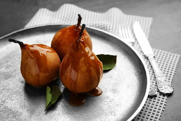 Peras al horno en el plato — Foto de Stock