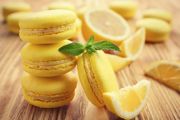 Lezzetli limon macarons ahşap masa, closeup üzerinde