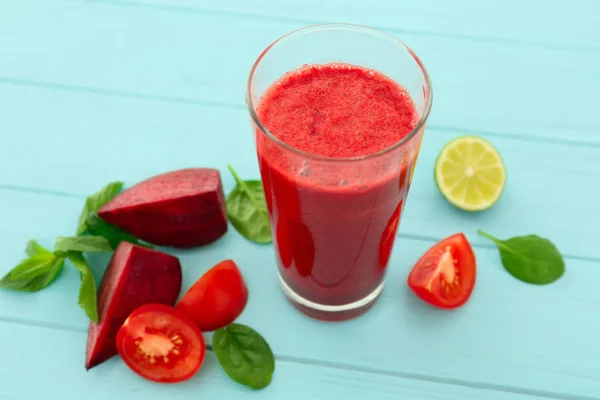 Glas färsk grönsak smoothie på bord — Stockfoto