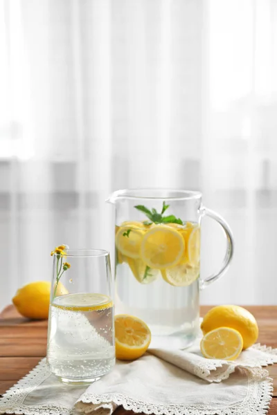 Kanne und Glas mit erfrischendem Zitronenwasser — Stockfoto