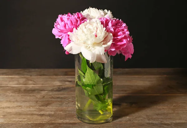 Glass vase with beautiful peonies — Stock Photo, Image