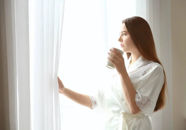 Женщина пьет кофе дома — стоковое фото