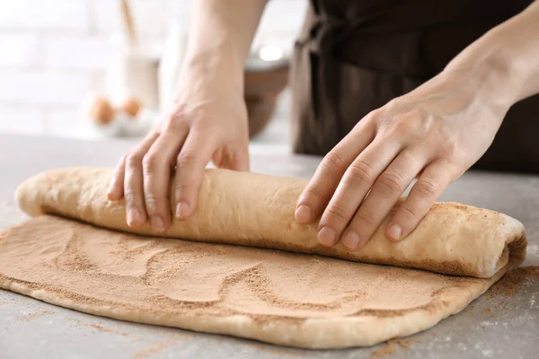 Mujer preparando rollo de canela en la cocina — Foto de Stock