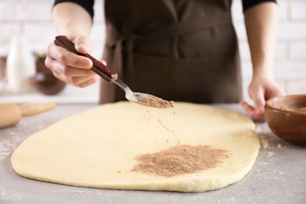 Mujer preparando rollo de canela en la cocina —  Fotos de Stock