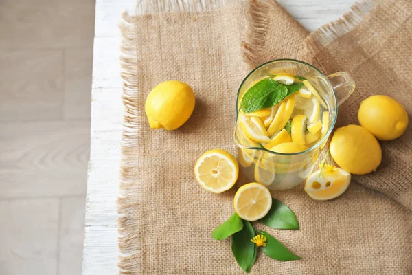 Osvěžující citrónové vody — Stock fotografie