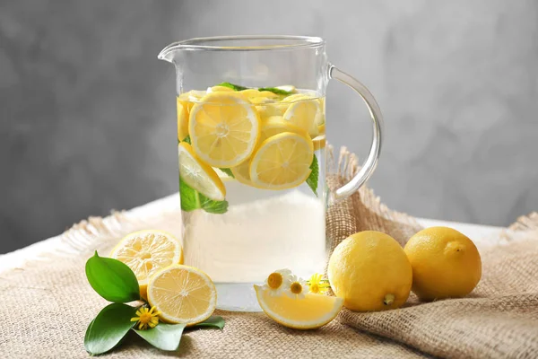 Uppfriskande citronvatten — Stockfoto