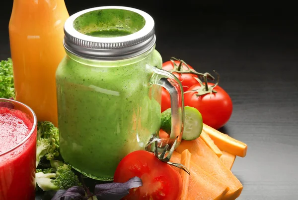 Taze smoothies ve sebze masada