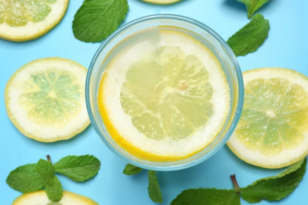 Glass of delicious lemonade on color background — Stock Photo, Image