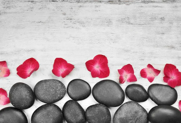 Красивая спа-композиция с цветами гортензии на деревянном фоне — стоковое фото