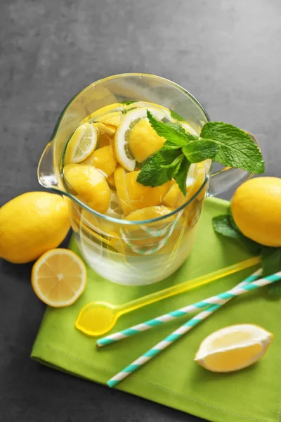 Jarro de vidro com suco de limão refrescante — Fotografia de Stock