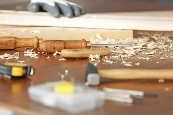 Mesa de madera con herramientas de carpintería — Foto de Stock