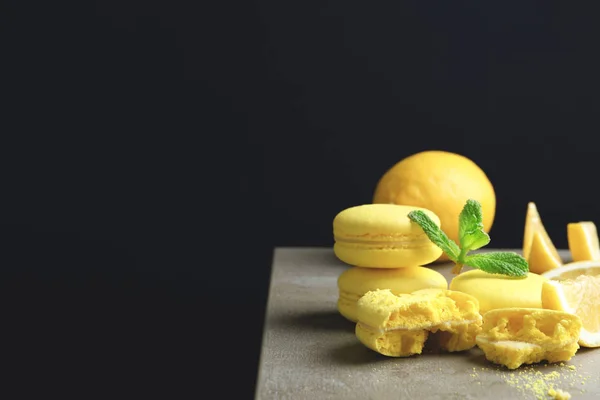 暗い背景に対してテーブルの上おいしいレモンのマカロン — ストック写真