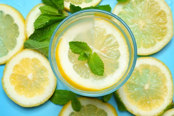 Glass of delicious lemonade on color background — Stock Photo, Image