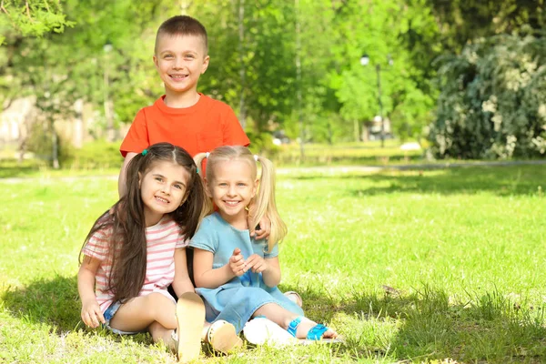 Lindos niños pequeños en el parque en el día soleado — Foto de Stock