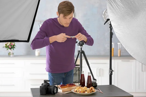 Giovane uomo fotografare il cibo — Foto Stock