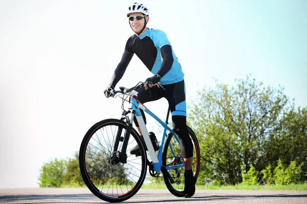 Sportif bisikletçi binicilik bisiklet