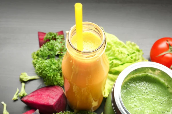 Batidos frescos y verduras en la mesa — Foto de Stock