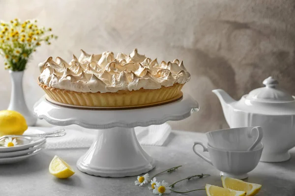 Komposition mit leckerem Zitronen-Baiser-Kuchen auf dem Küchentisch — Stockfoto