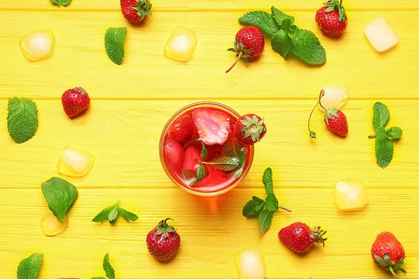 Bicchiere di deliziosa limonata alla fragola su sfondo di legno — Foto Stock