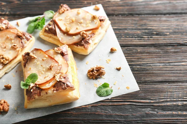 Heerlijk gebak met chocolade, peren en noten — Stockfoto