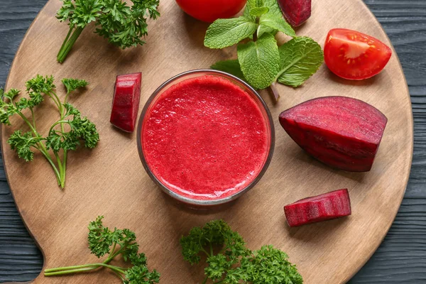 Rode smoothie, verse groenten en kruiden op een houten bord — Stockfoto