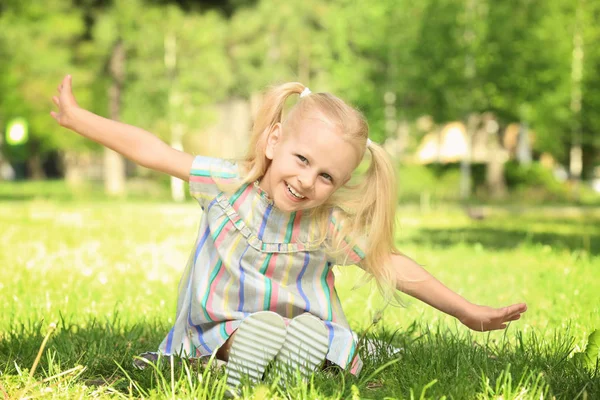 Girl sitting on grass — Stock Photo, Image