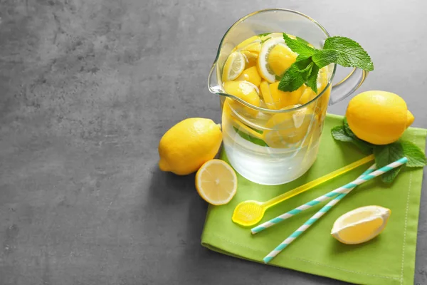 Skleněná konvice s osvěžující citronová šťáva — Stock fotografie