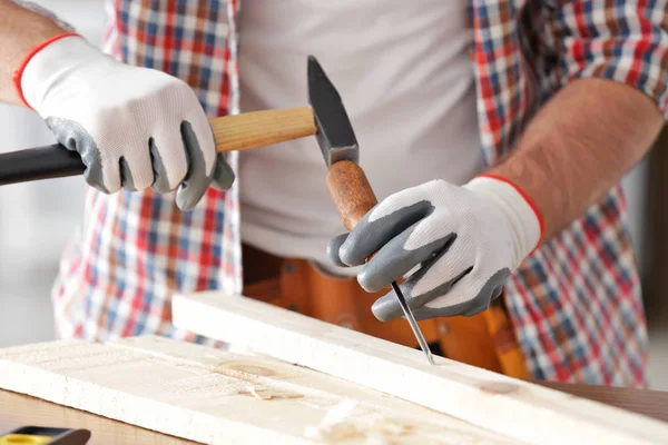 Carpintero tallando madera en taller — Foto de Stock