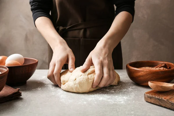 Pâte à pétrir femme pour rouleaux de cannelle sur table de cuisine — Photo