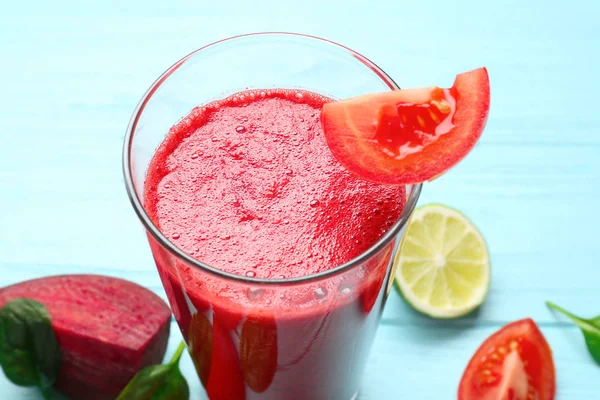 Verre de smoothie aux légumes frais sur table en bois — Photo