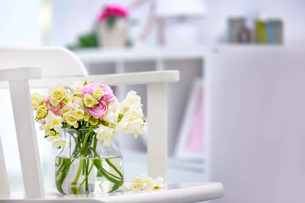 Mooi boeket met witte fresia's bloemen — Stockfoto