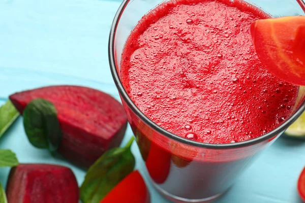 Vaso de batido de verduras frescas en la mesa, primer plano — Foto de Stock