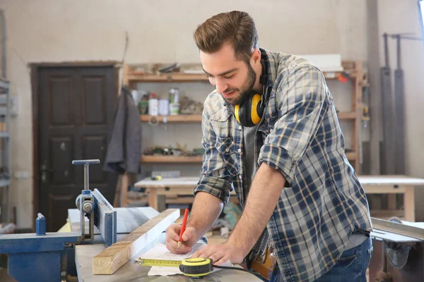 Carpenter použití označení na výkresu — Stock fotografie