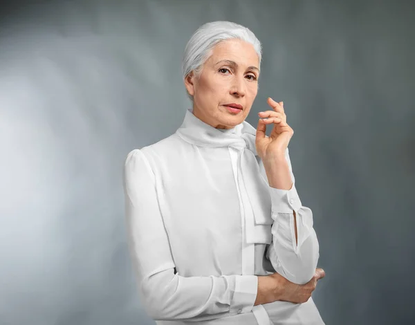 Frumoasă femeie în vârstă elegantă — Fotografie, imagine de stoc