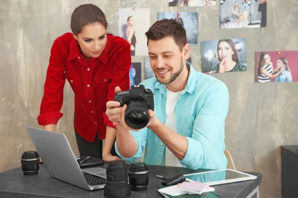 Dos jóvenes fotógrafos discutiendo la imagen en la pantalla de la cámara — Foto de Stock